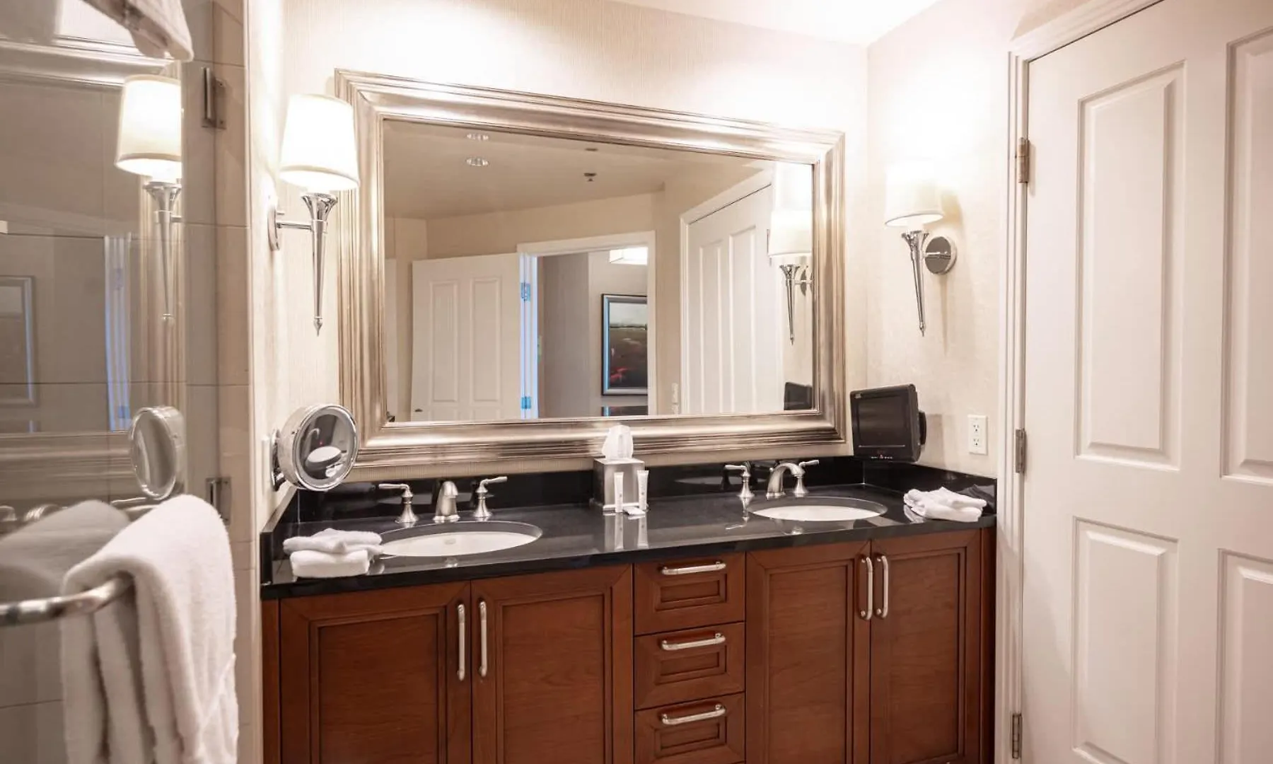 No Resort Fee Strip View Suite& Free Valet& Pool Las Vegas Apartment